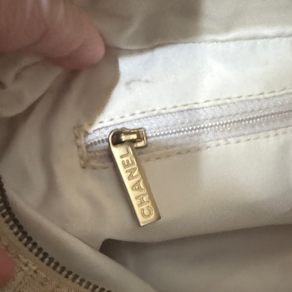 CHANEL Elegant Shoulder Bag - Picture 10 of 16